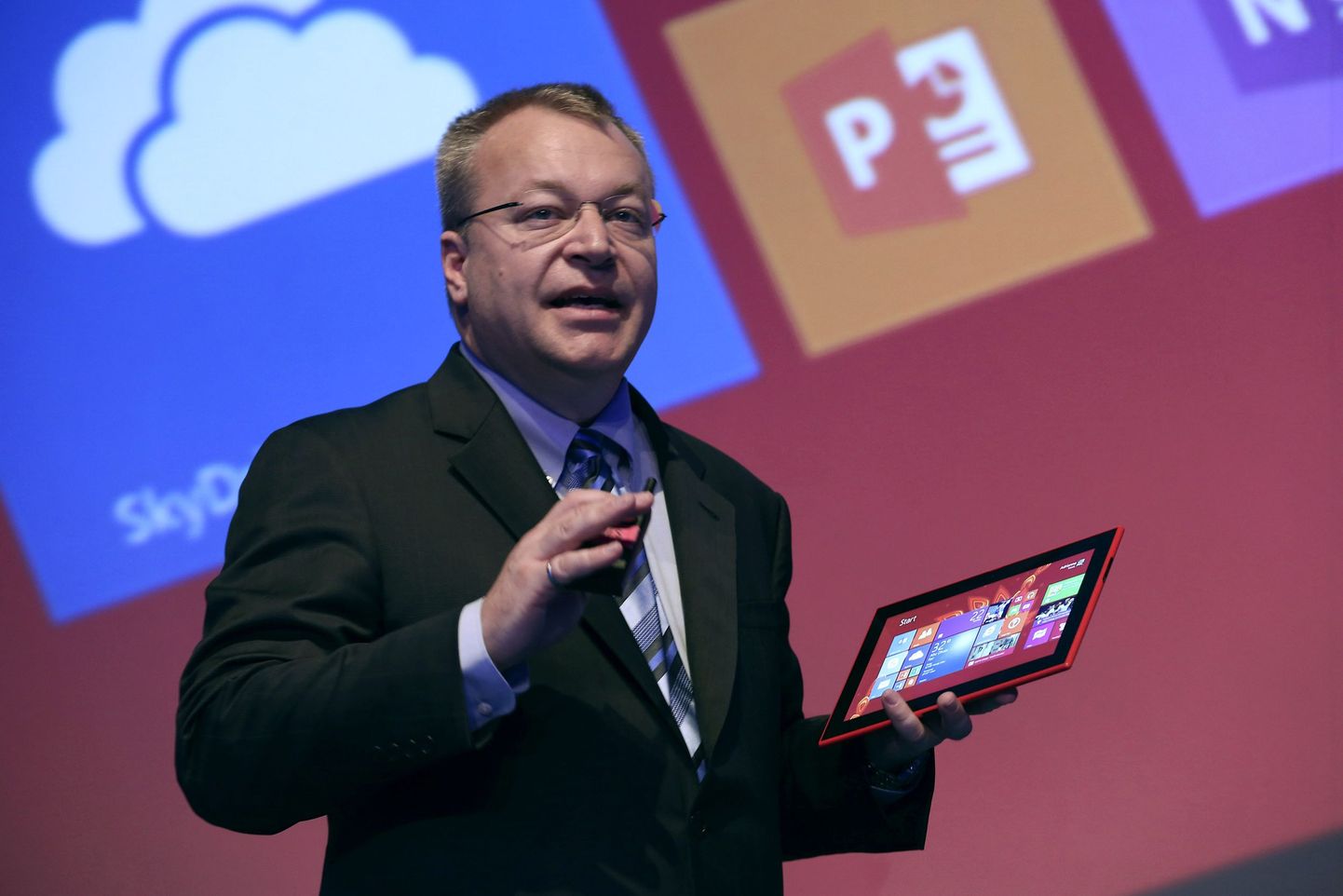 Stephen Elop näitab Lumia 2520 tahvelarvutit.
