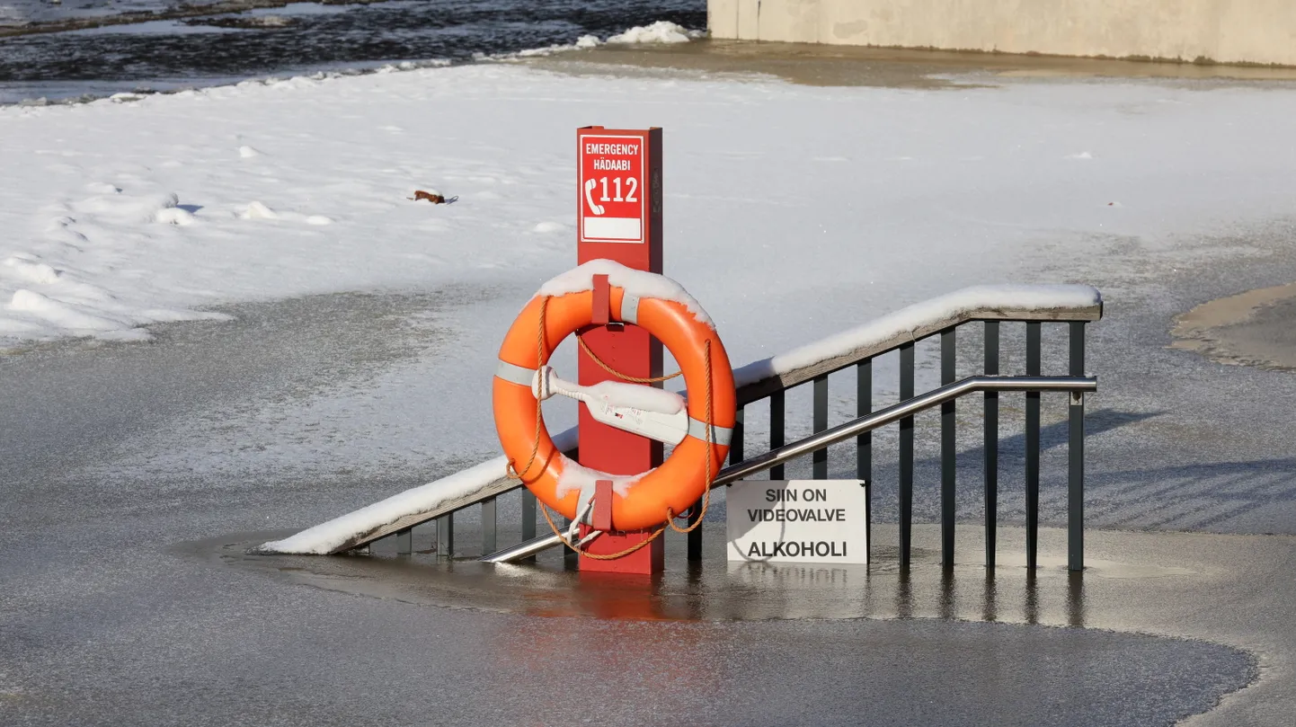 Emajõe veetase kerkis ööpäevaga taas mitu sentimeetrit. Kui veel eile oli näha sildil ka sõnu «tarbimine» ja «keelatud», siis täna hommikul kella 11 paiku olid need juba vee all.