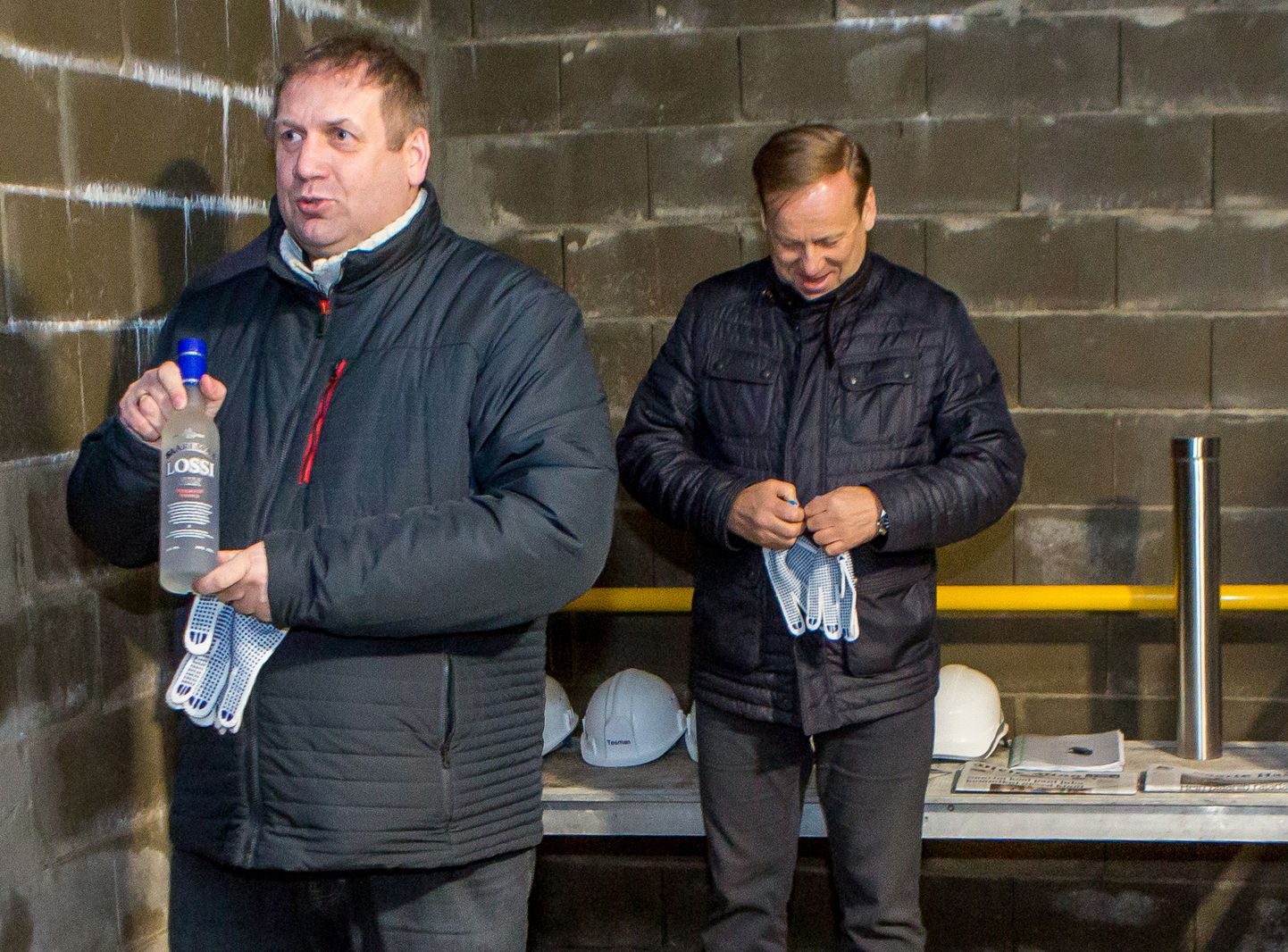 NURGAKIVIVIIN: Ettevõtja Andres Tinno pani pudeli Lossi viina jaanuaris Thule keskuse nurgakivikapslisse. Tema selja taga Lembit Soe.
MAANUS MASING