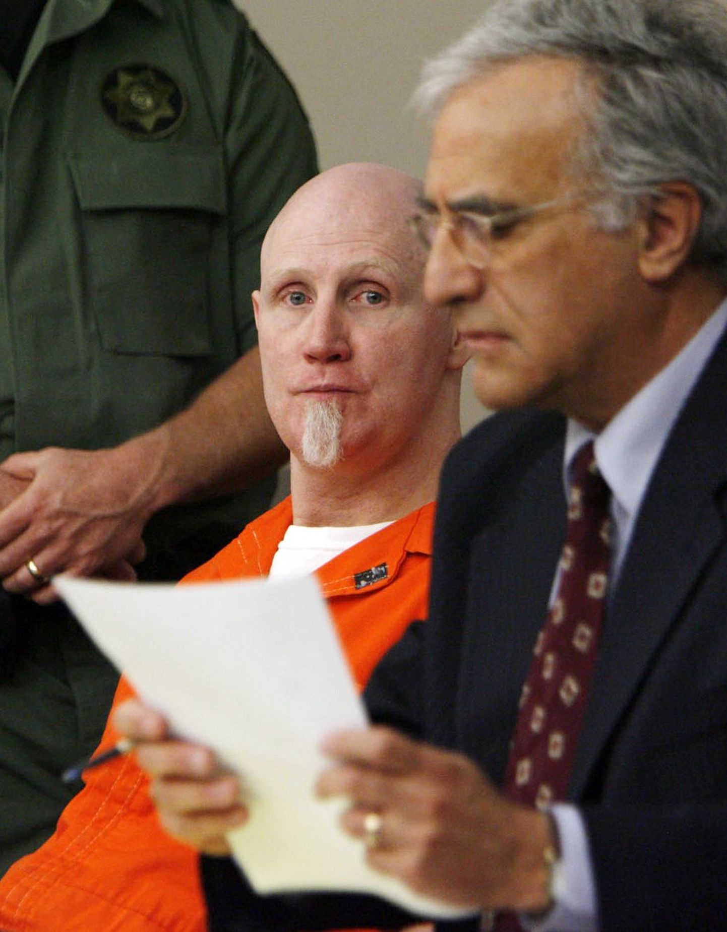 Surmamõistetud mõrvar Ronnie Lee Gardner oma advokaadi kõrval istumas.