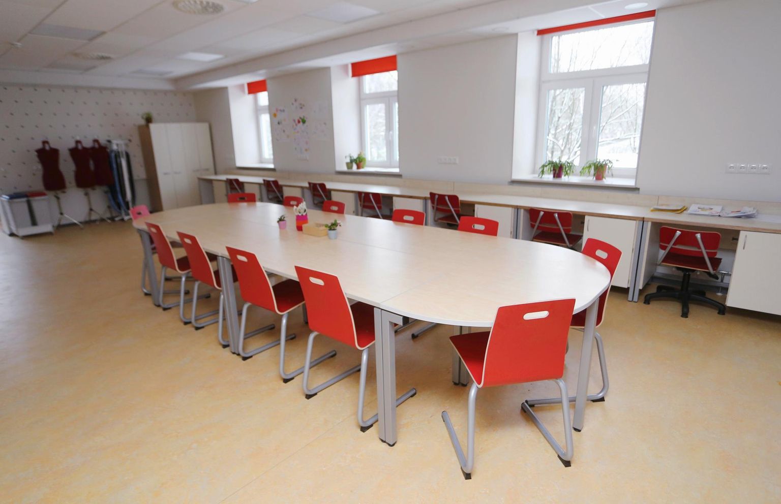 Forseliuse koolil valmisid Tähe 101 kőrvalmajas tööõpetusklassid. Käsitööklassis on aknaseinas lauad, mille all kapis on ootel uhiuued Husqvarna õmblusmasinad.