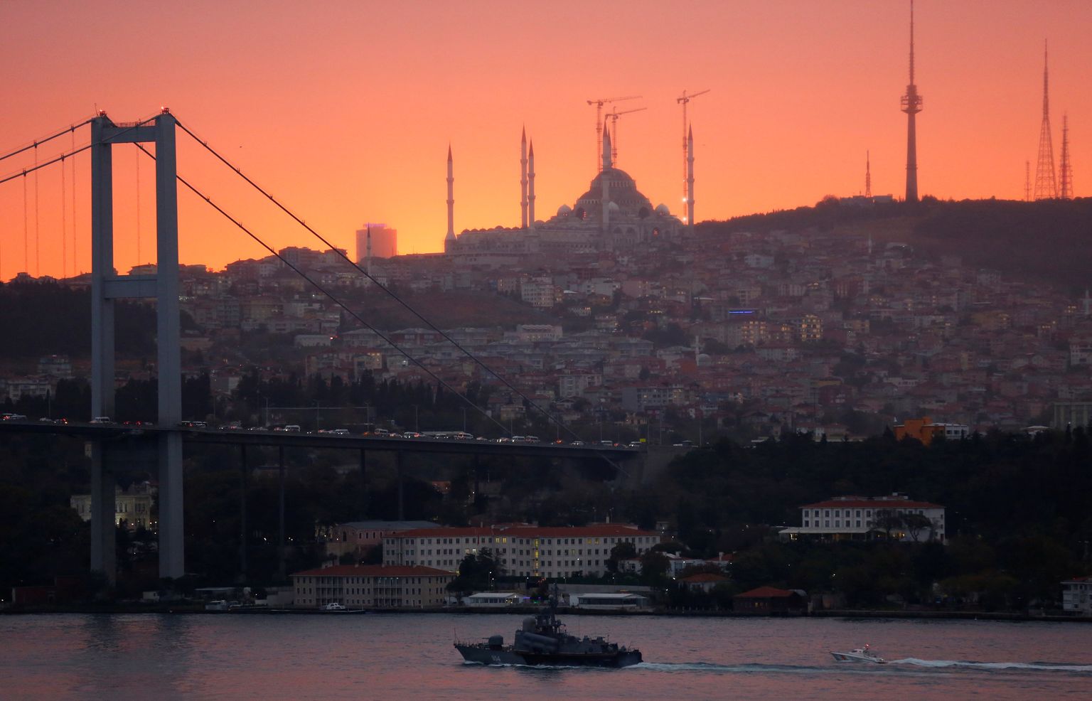 Türgi rannavalvealus eskordib Vene korvetti läbi Bosporuse väina.