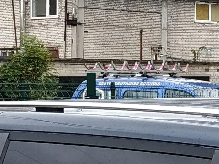 Aerutamiskoondise kirjadega auto