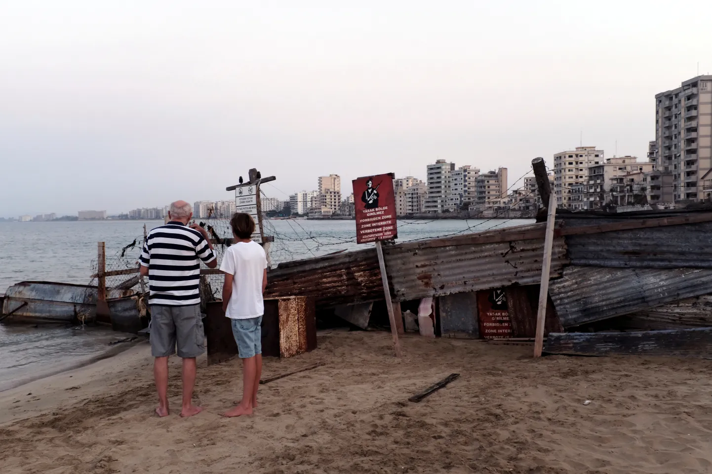 Inimesed seismas Varoshat ja Famagusta linna eraldaval piiril.