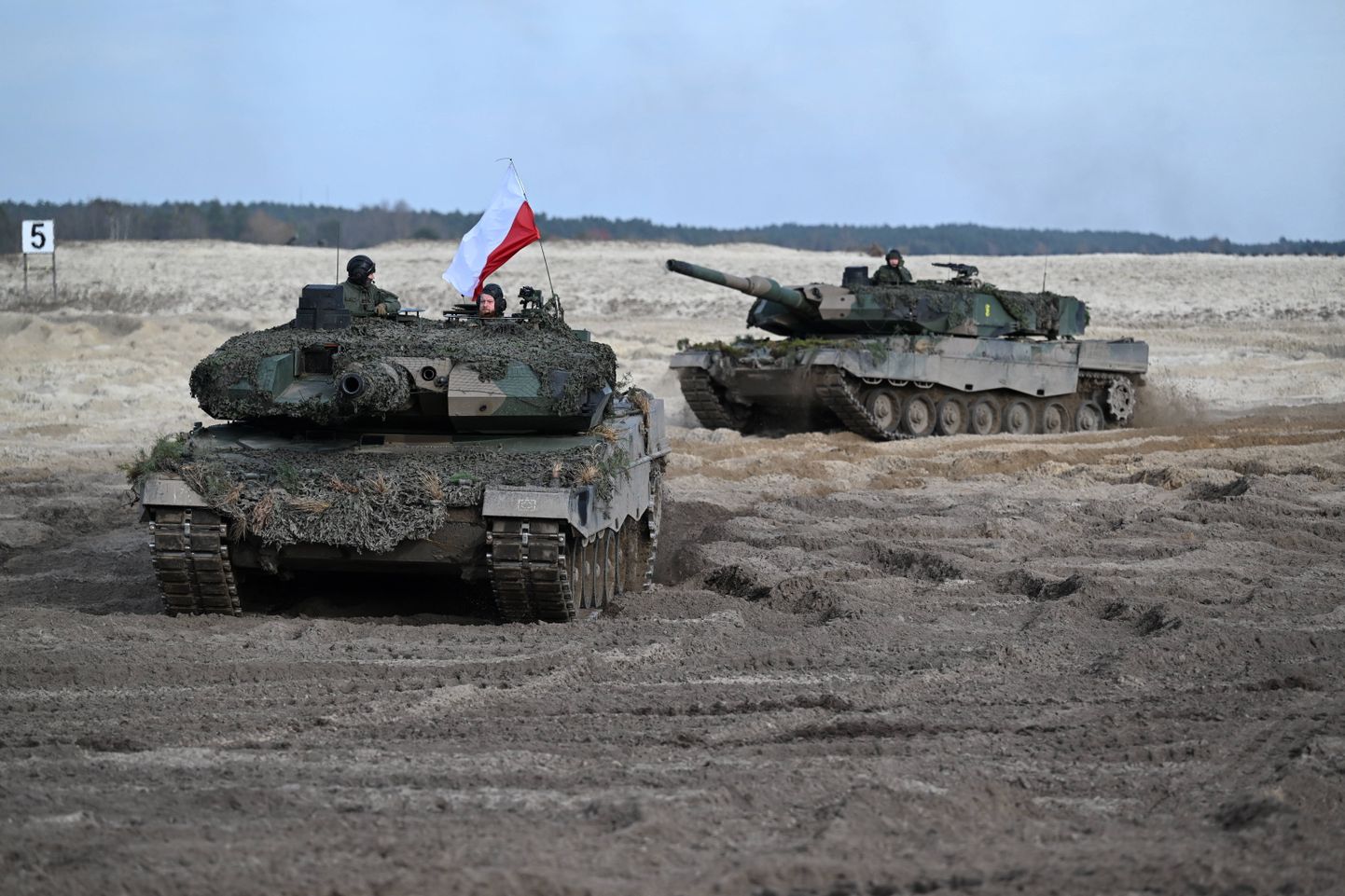 Poola kaitseväelased ja Leopard 2 tankid 9. novembril 2022 õppusel Kagu-Poolas Now Debas