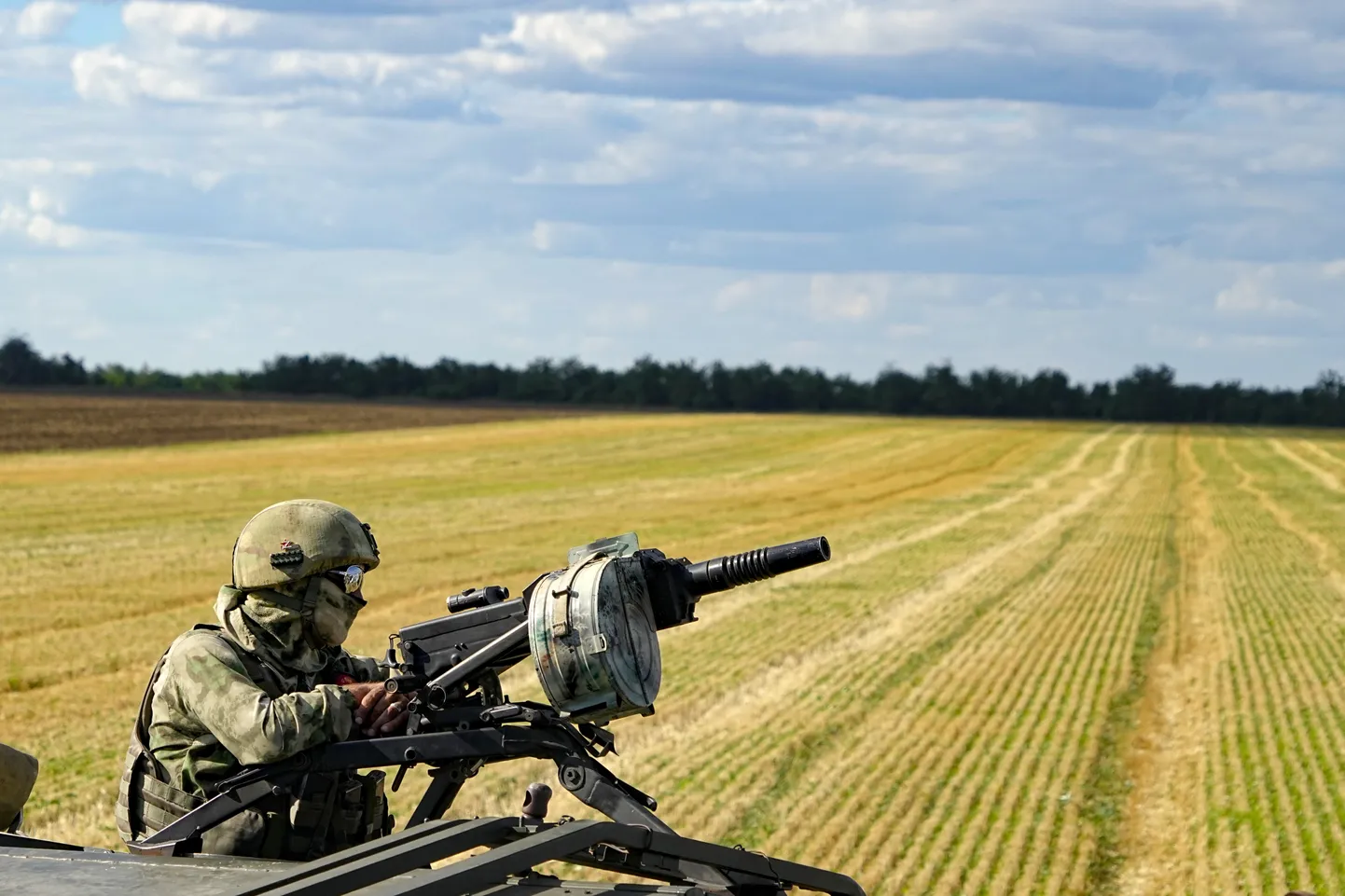 Российский солдат на поле в Украине