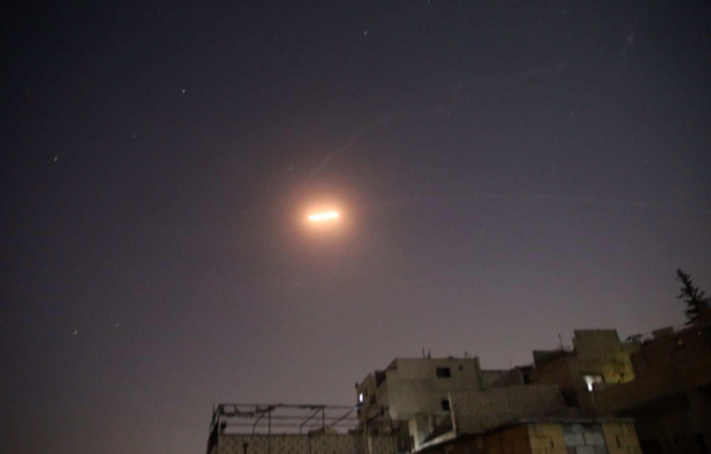 Süüria õhutõrje avas ööl vastu reedet tule rakettide pihta Damaskuse kohal.