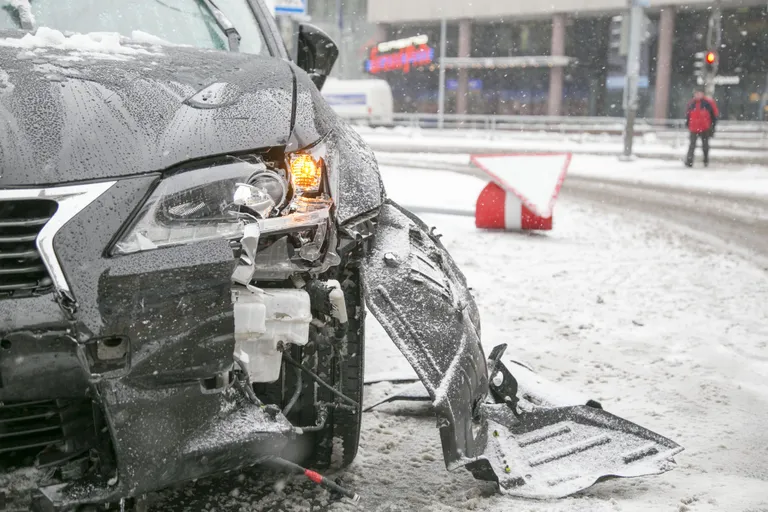 Novembri alguses ootamatult maha sadanud lumi tõi kaasa mitusada liiklusõnnetust, millest kümmekond olid tõsisemad. Liiklusõnnetus Rävala puiesteel. Foto: