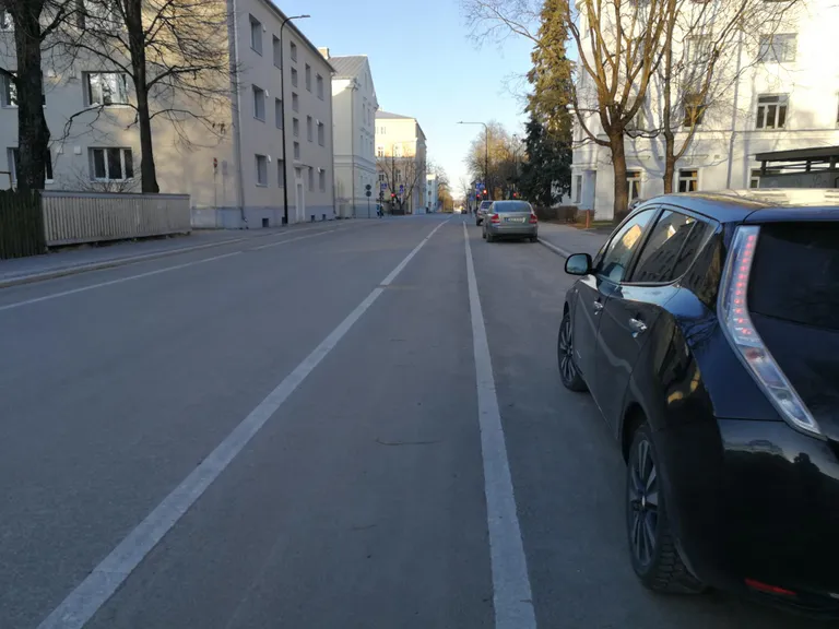 Vanemuise tänava ratta­rajal sõitval ratturil on oht pihta saada paremas teeservas parkivate autode ustega.