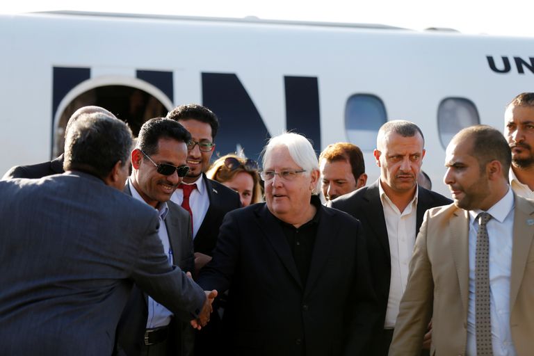Huthi mässuliste esindajad tervitamas ÜRO Jeemeni eriesindajat Martin Griffithsit täna Sanaa lennujaamas.