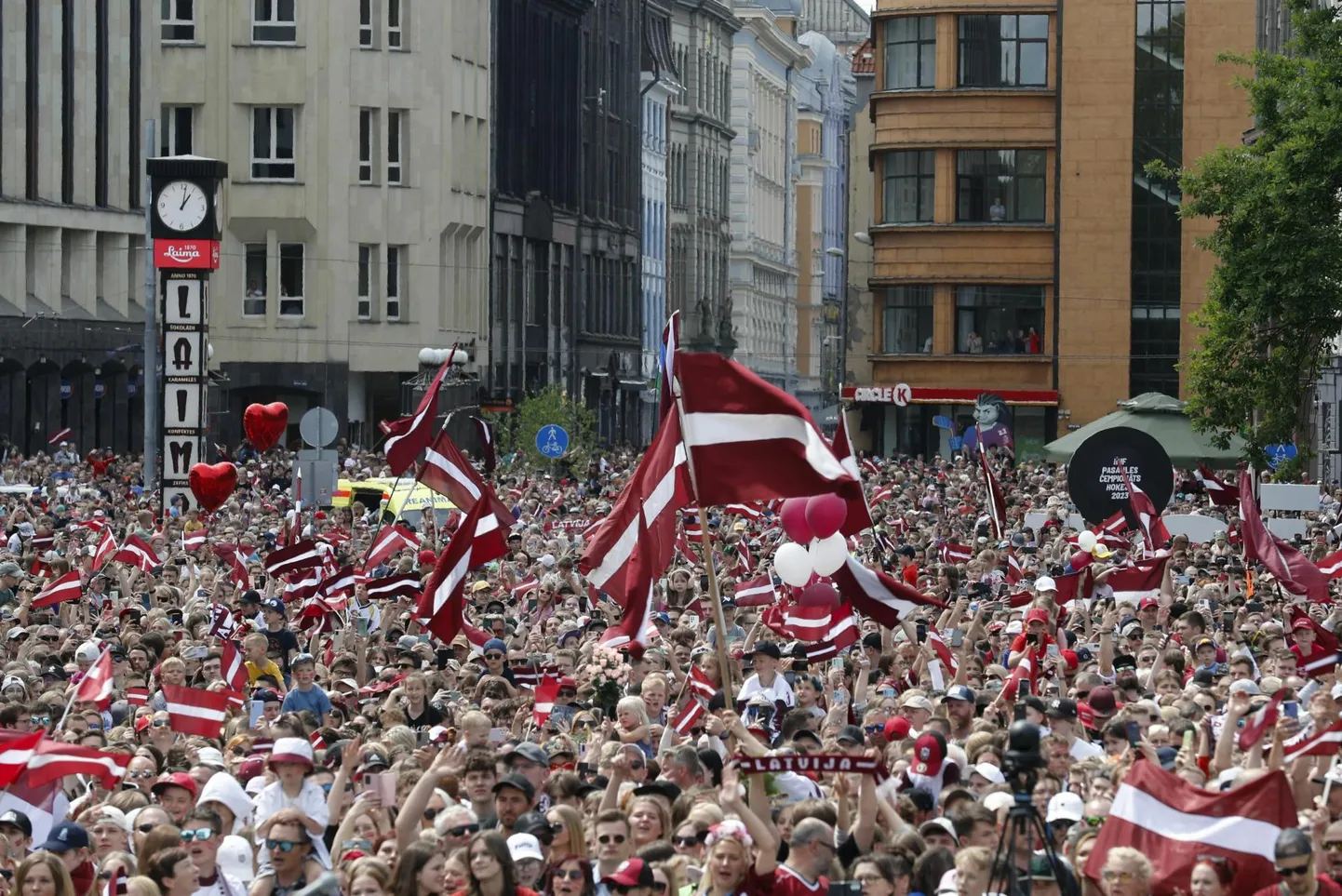 Läti hokikoondist tuli Riia kesklinna tervitama enam kui 50 000 inimest.