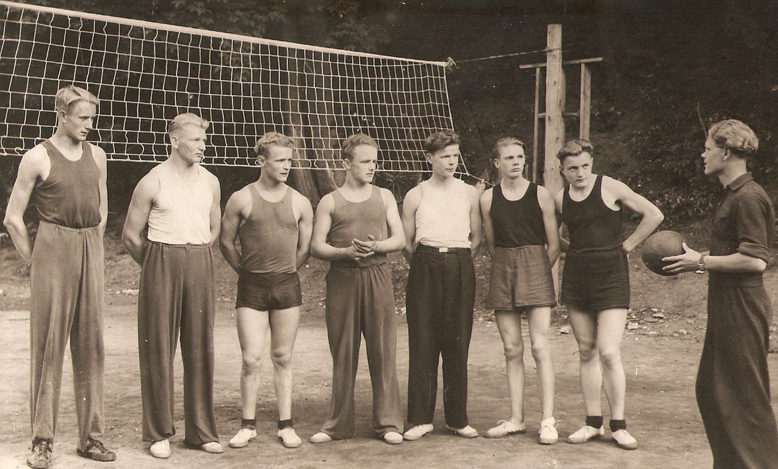 VÕRKPALLIÕPILASED aasta pärast spordikooli avamist, 1953. aastal. Vasakult Ants Sepp, Albert Raamat, Enn Lõuk, Paavo Lõuk, Arvi Kallas, Kaljo Loonurm, Paul Tambur, treener Hugo Mets.