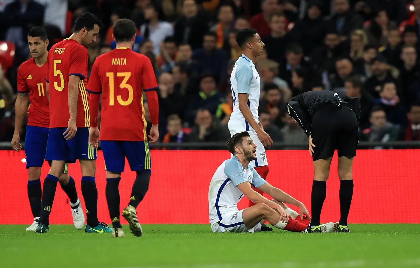 Adam Lallana ei suuda mängu jätkata.