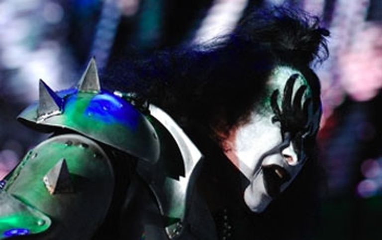 Kiss jaunākais ieraksts "Sonic Boom", kas ir pirmais pēc 11 gadu pārtraukuma kā jaunums 24.vietā 