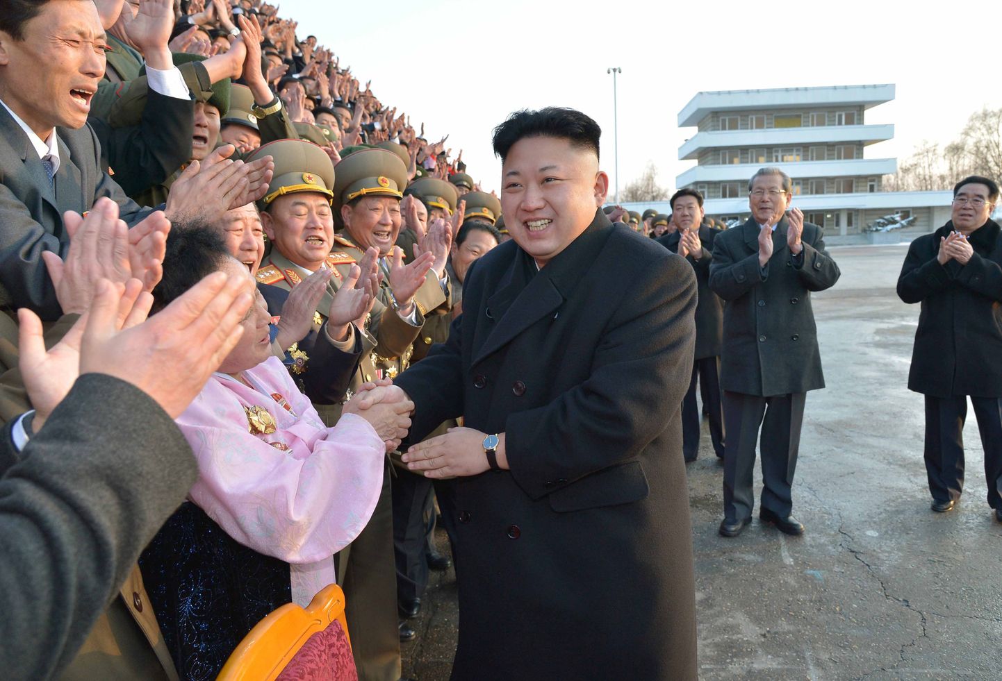 Põhja-Korea liider Kim Jong-un põllumajanduskonkursist osavõtjaid tervitamas.