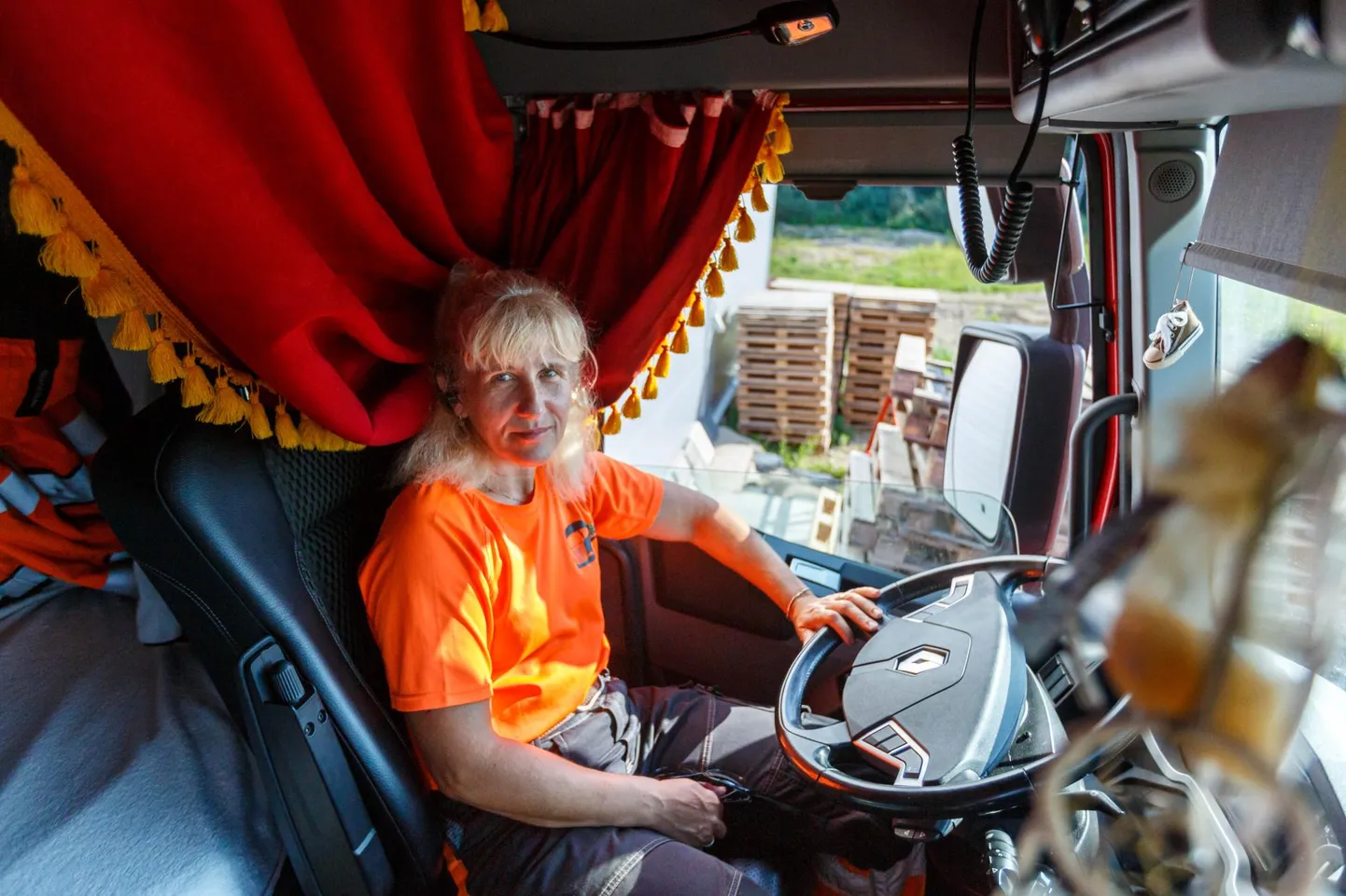 Kersti Hindriksoo sõitis algul rekaga paar aastat kaugemates Euroopa riikides, kuid nüüd läheb juba kolmas aasta peamiselt Eesti ja Soome vahel sõitmist.