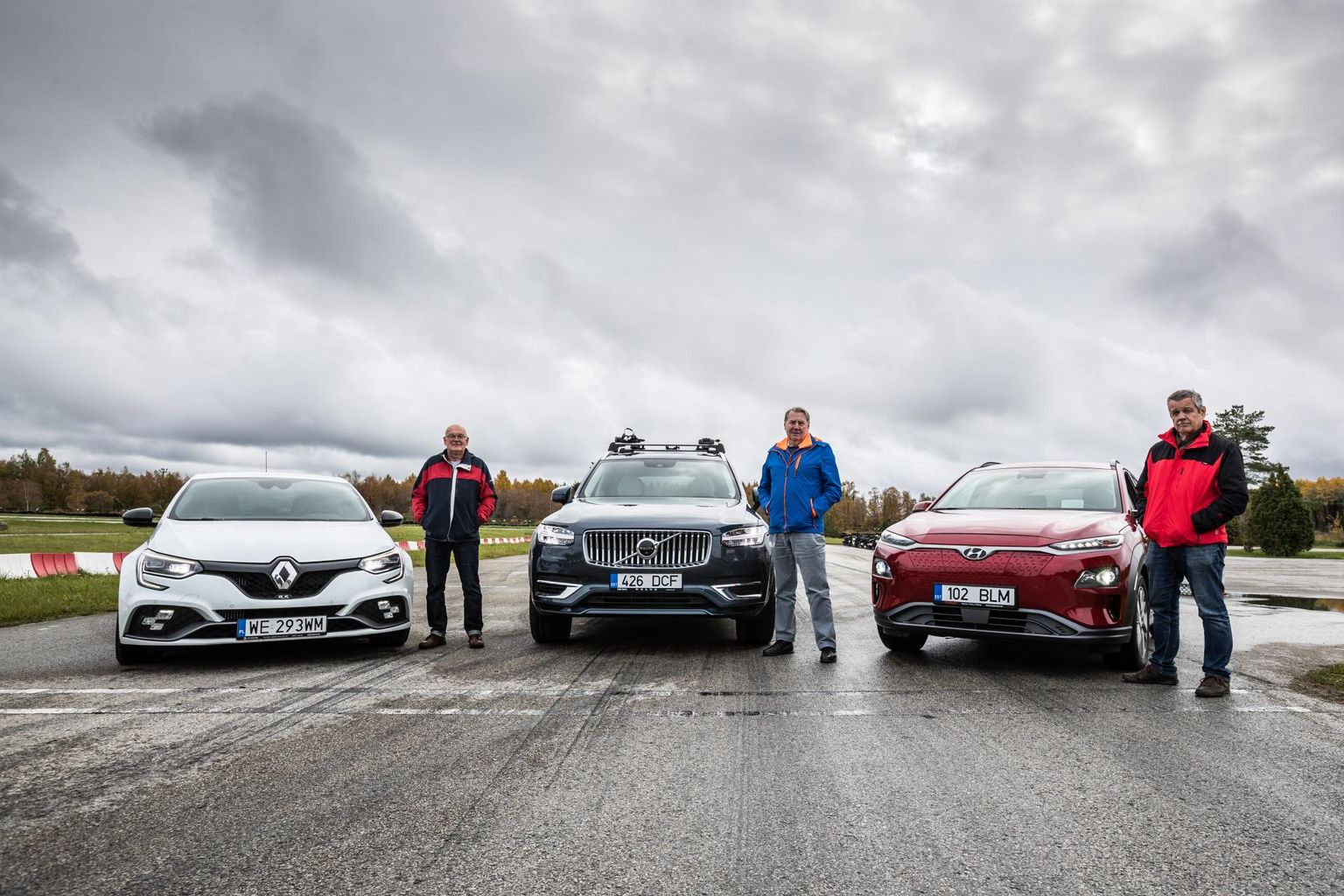 Kolm meest Nõmme Vanameeste Klubist tutvuvad kolme autoga ja avaldavad arvamust. Autod: Hyundai Kona Electric, Volvo XC90 T8 pistikhübriid ja Renault Megane RS Trophy. 08.10.2019.