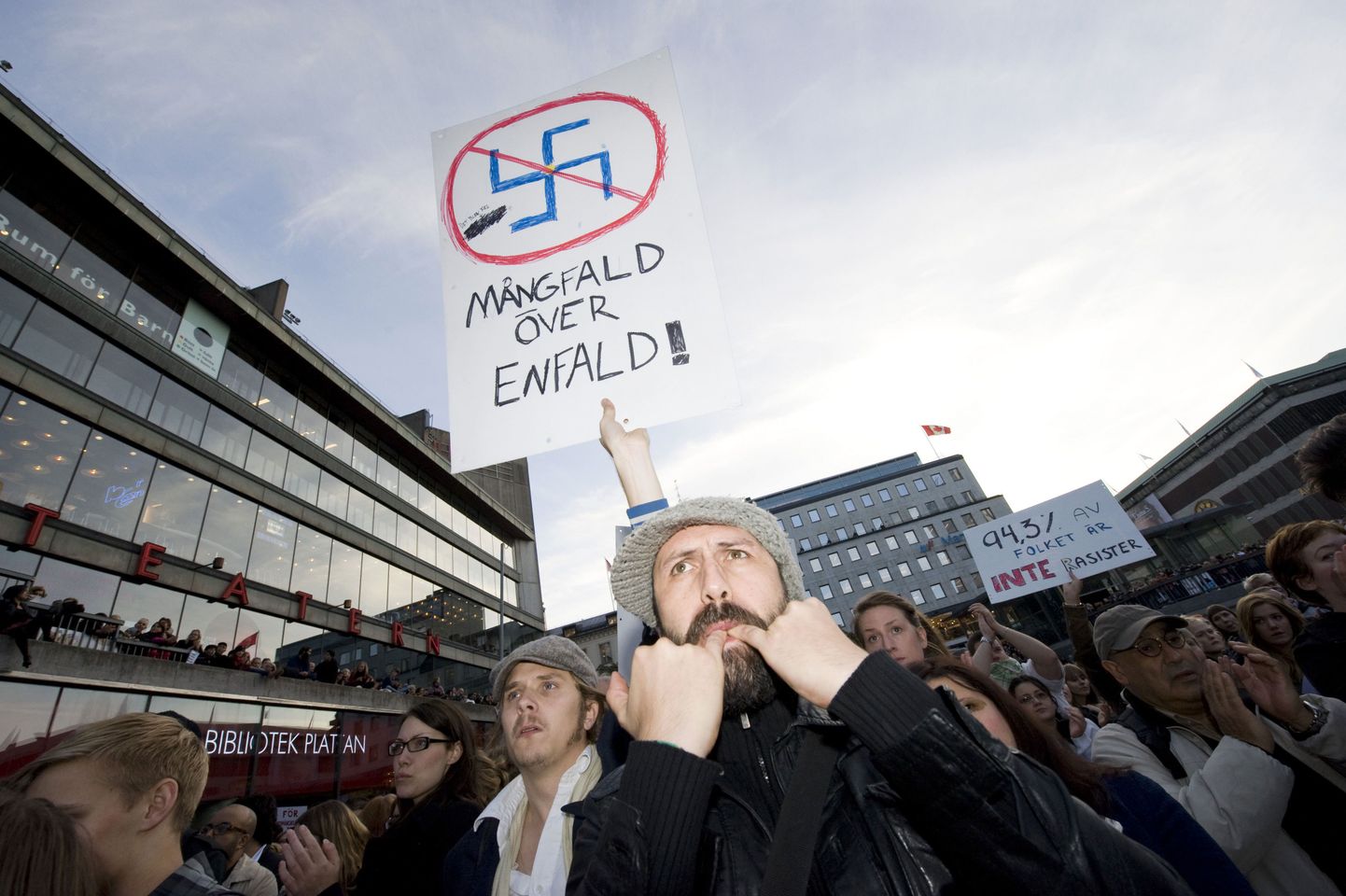 Протест против неонацизма в Швеции.