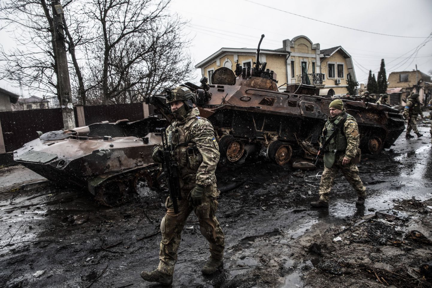 Ukraina üksused Butšas eile, taustal hävitatud Vene tehnika.