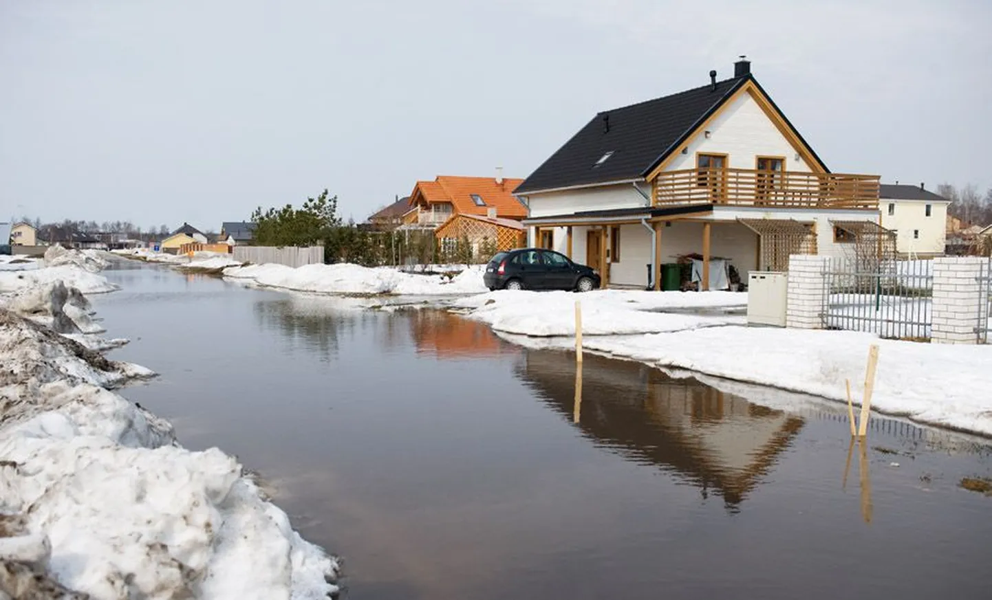 Tallinna külje all asuvas Peetri külas on uputanud igal kevadel. Suurekivi tee eile pärastlõunal.