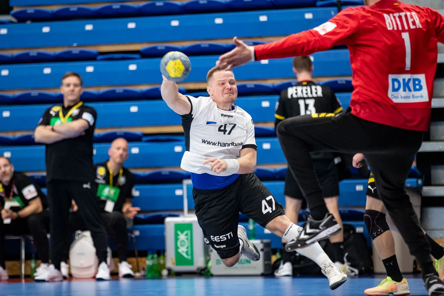 Eesti koondislane Kristo Voika (nr 47) ründamas Johannes Bitteri poolt kaitstavat Saksamaa väravat.