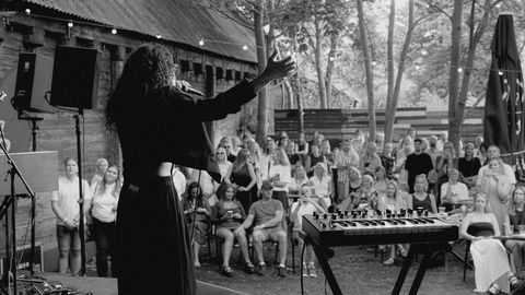 Aizvadīts eksplozīvs koncerts Tipogrāfijas radošajā kvartālā ar "Kautkaili" un "Baltic Groove Orchestra"