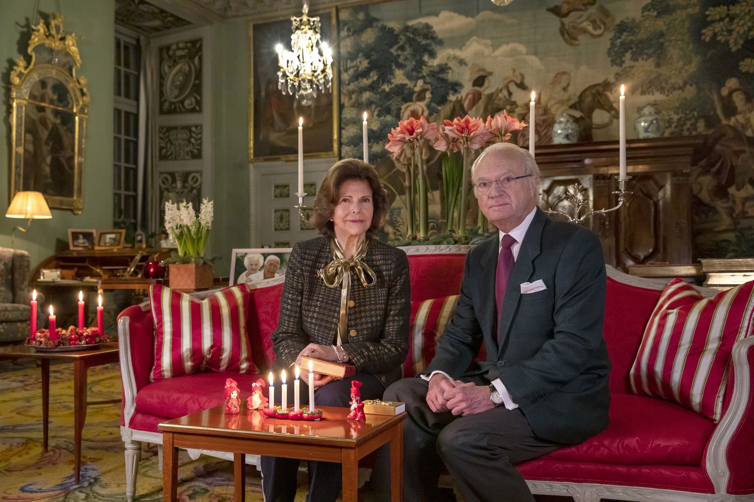 Rootsi kuningas Carl XVI Gustaf ja kuninganna Silvia 20. detsembril 2020 Drottningholmi lossis
