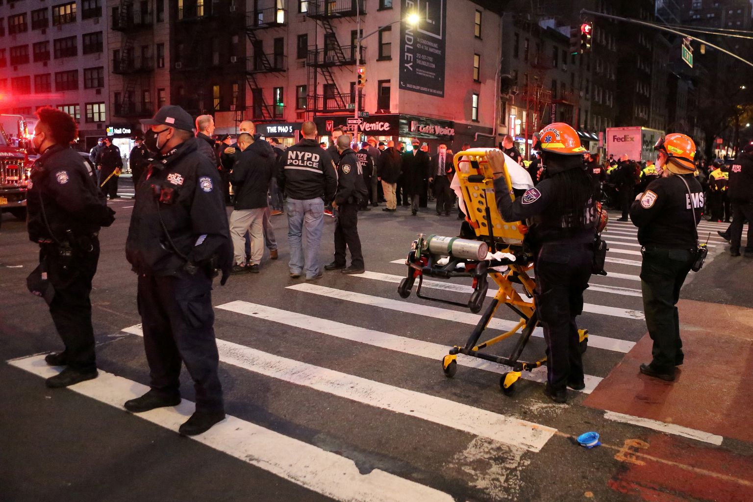 Politseinikud seismas Manhattanil piirkonnas, kus auto inimesi rammis.