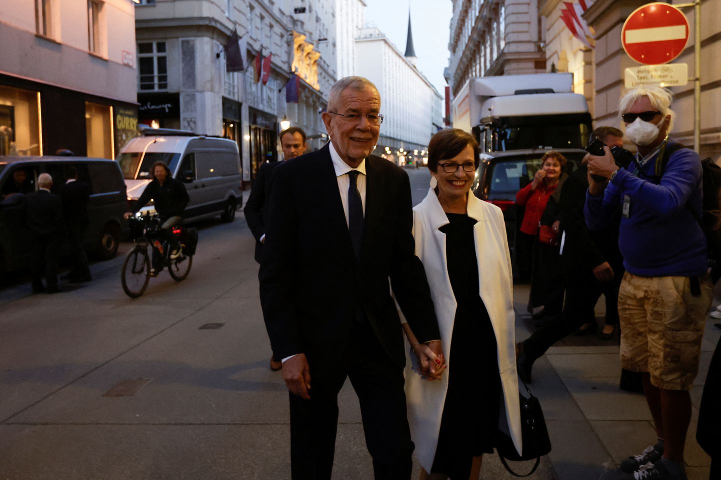 Austrijas prezidents Aleksandrs van der Bellens ar dzīvesbiedri Dorisu Šmidaueri ierodas mediju centrā Vīnē