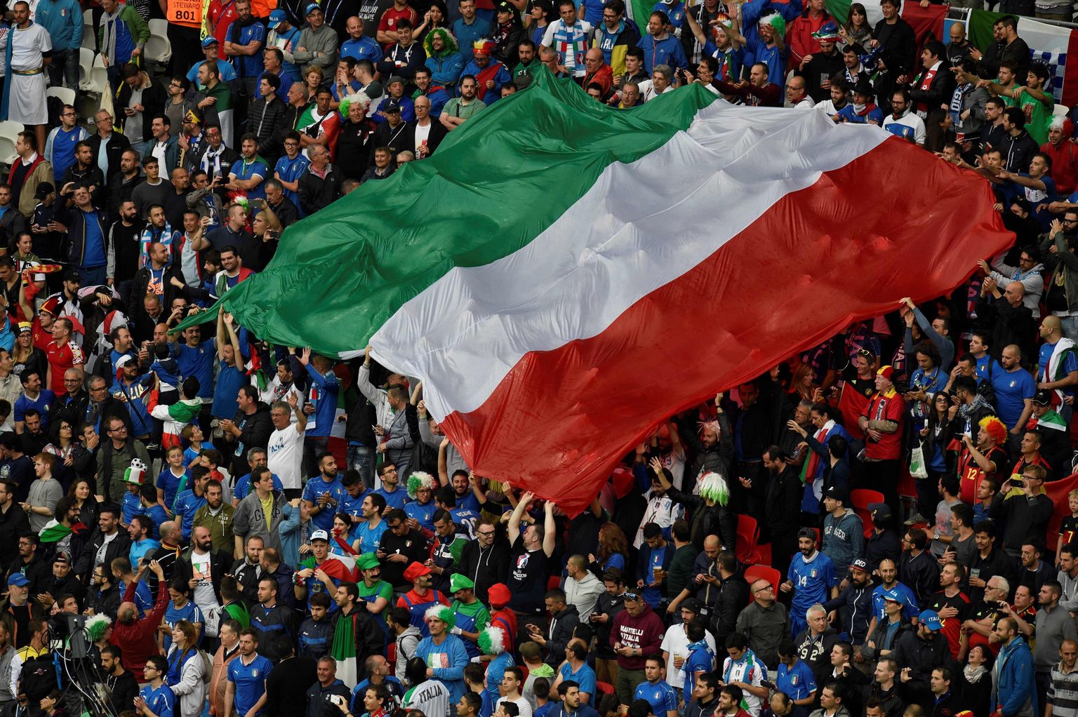 Itaalia lipp ja rahvahulk.