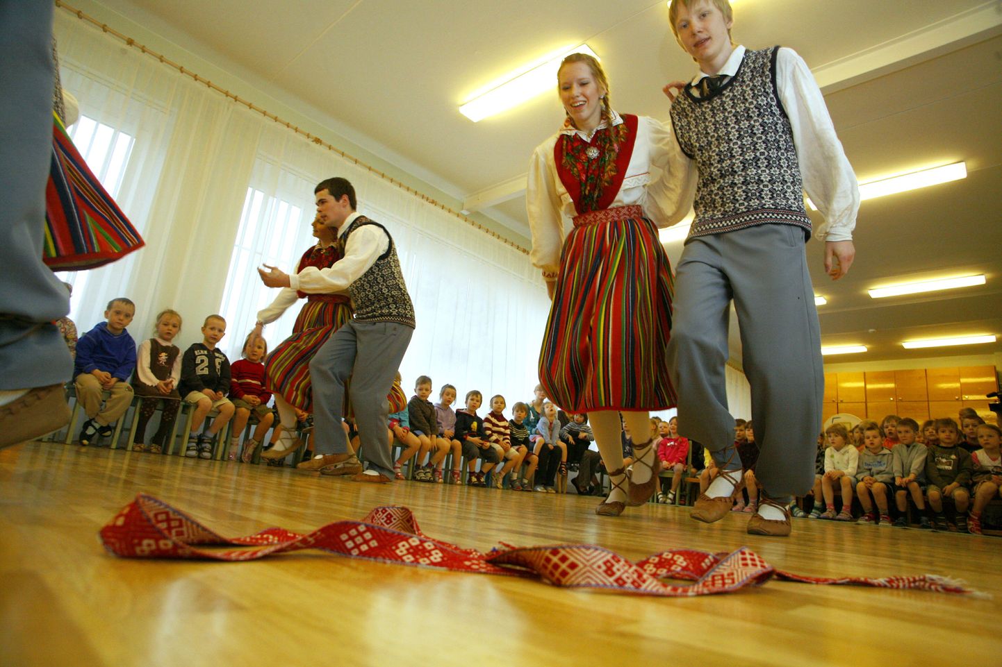 Noorte tantsurühm Kajakas esinemas Metsa tänava lasteaias Pöialpoiss.