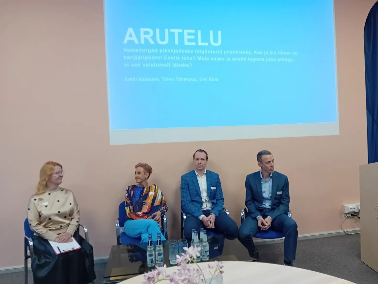 Ülle Pind (vasakult), Ulvi Kala, Toivo Tänavsuu ja Erkki Raasuke vanemate inimeste tööhõivet käsitleva seminari arutelul.