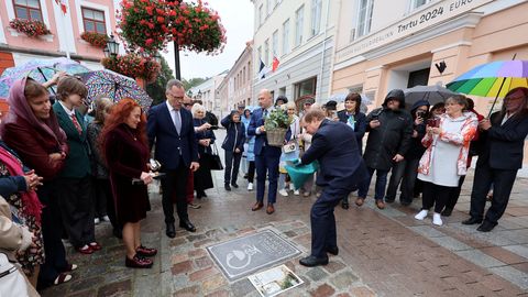 GALERII ⟩ Tartu 600 aasta vanuse apteegi asukoht on nüüd graniiti raiutud ja raeplatsil kõigile näha
