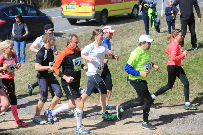 President Kersti Kaljulaid Tartu jooksumaratoni stardis