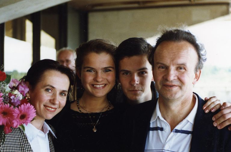 Тоомас и Сирье Суллинг с сыном Андресом в середине 1990-х встречают в аэропорту дочь Анне, которая вернулась с учебы из Америки домой.