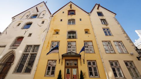 JÜRI KUUSKEMAA ⟩ Kolm Õde varjavad ujedalt oma sünniaega