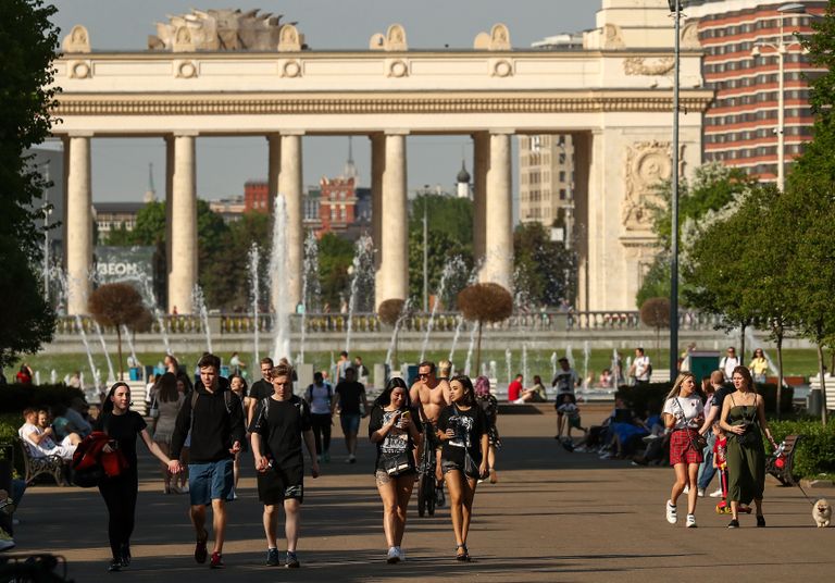 Люди гуляют в парке Горького. 17 мая 2021 года, Москва.