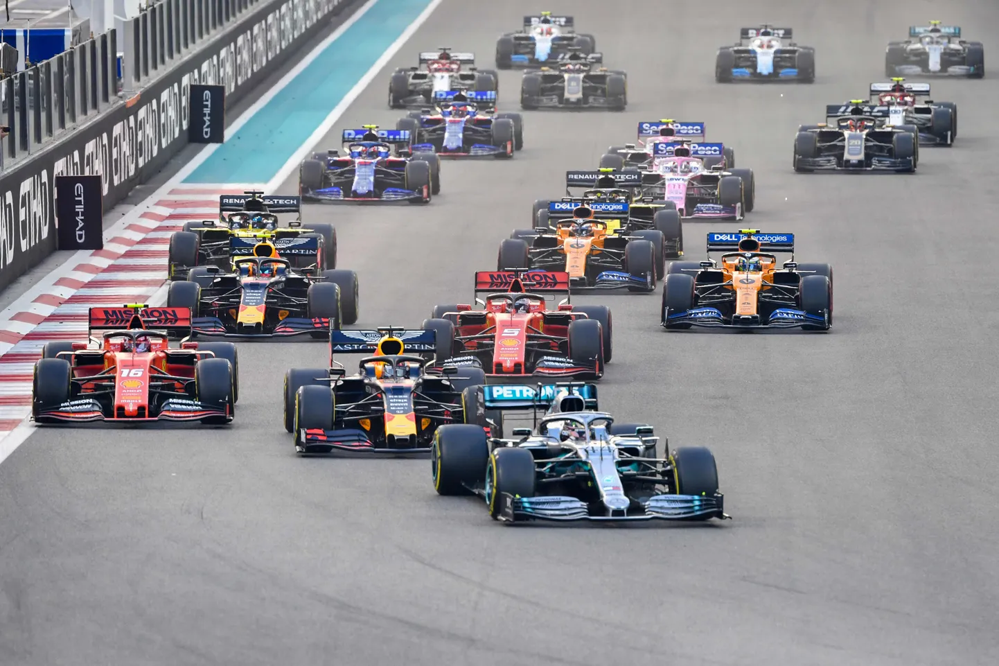 Lewis Hamilton võistlejaterivi ees.