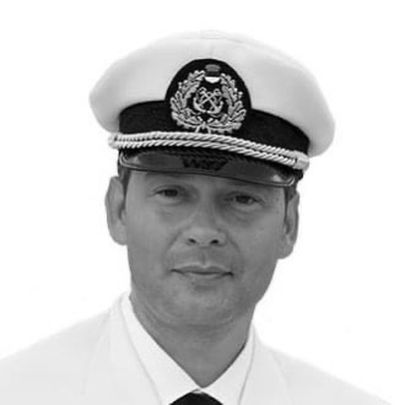 Капитаном дальнего плавания Гнутов стал в 27 лет.