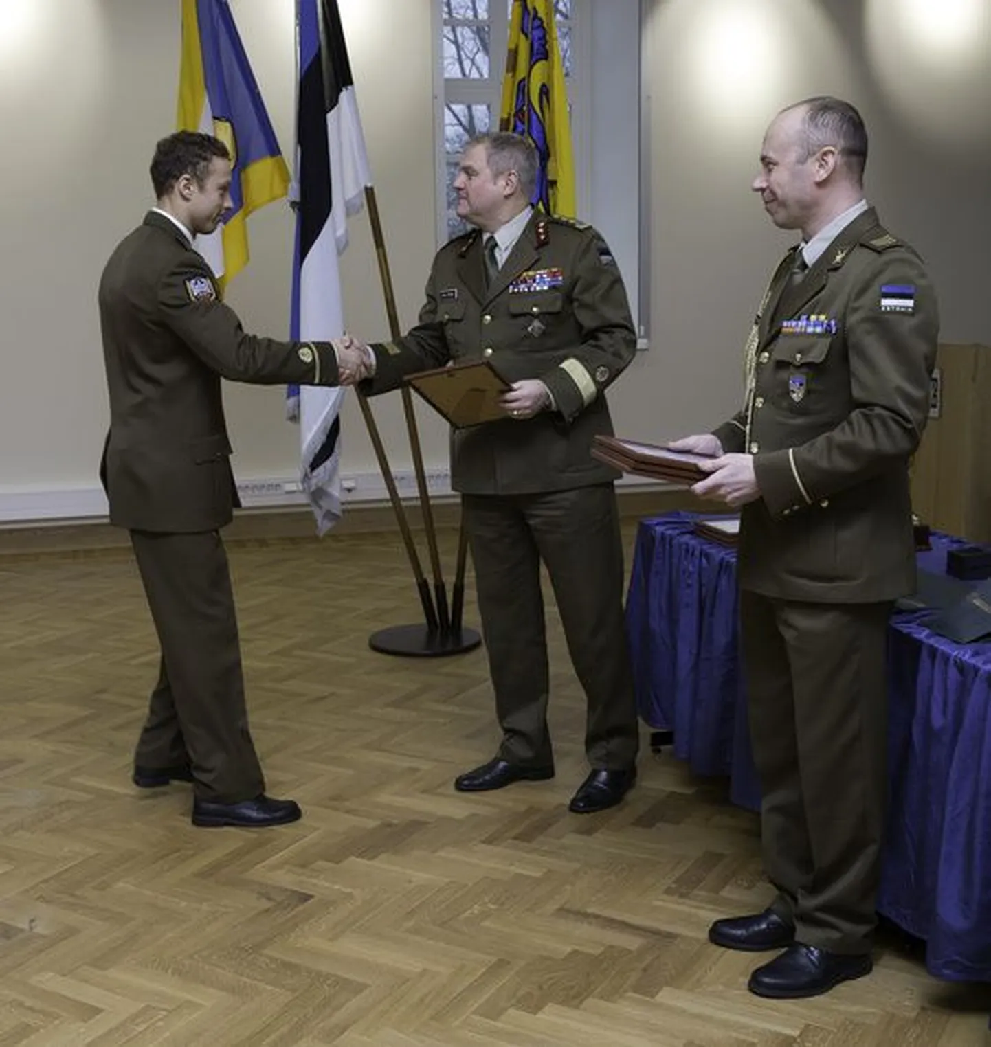 Kaitseväe juhataja kindralleitnant Riho Terras tunnustab Kaitseväe aktiivseima meessportlase tiitli saanud Valgast pärit kapten Ailar Assonit kaitseväe strateegilisest sidekeskusest.