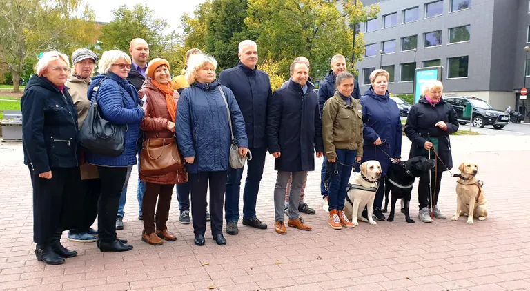 Koolitajad ja õpilased. Pildilt ja galeriistki näed, kes harjutasid maailma kogema olukorras, kui silmi ei ole.
