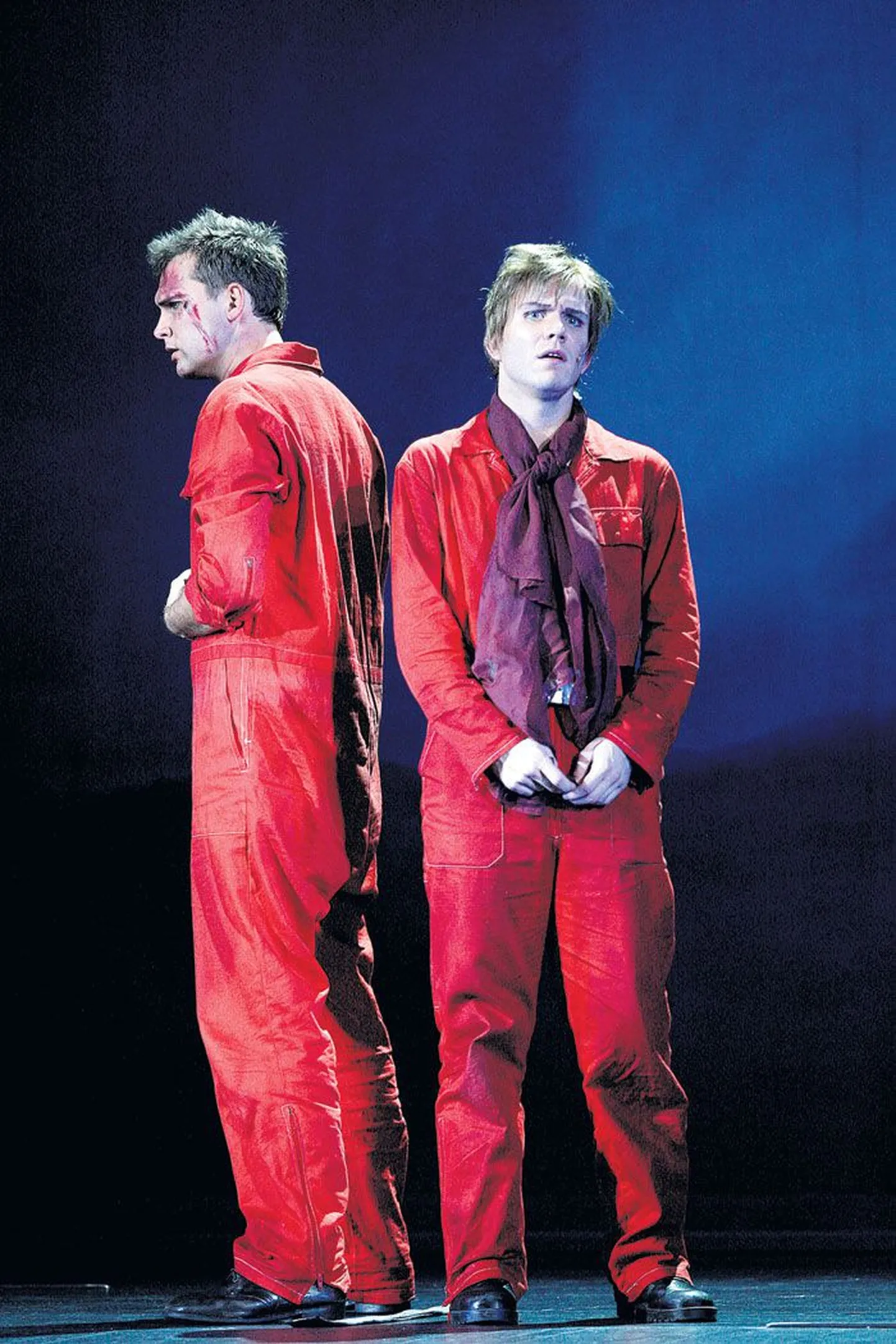 Vanglakambrit jagavad marksist Valentin (vasakult, Koit Toome) ja homoseksuaal Molina (Lauri Liiv).