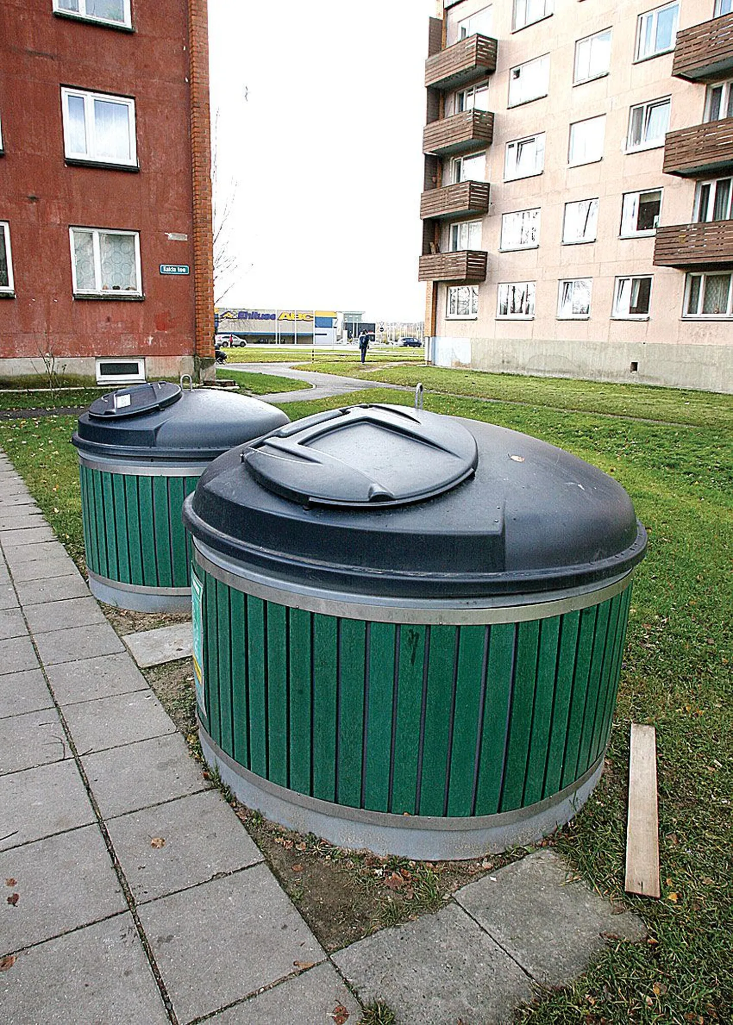 Kalda tee 14 korteriühistu kasutab Soome firma Molok maa-aluseid konteinerid.