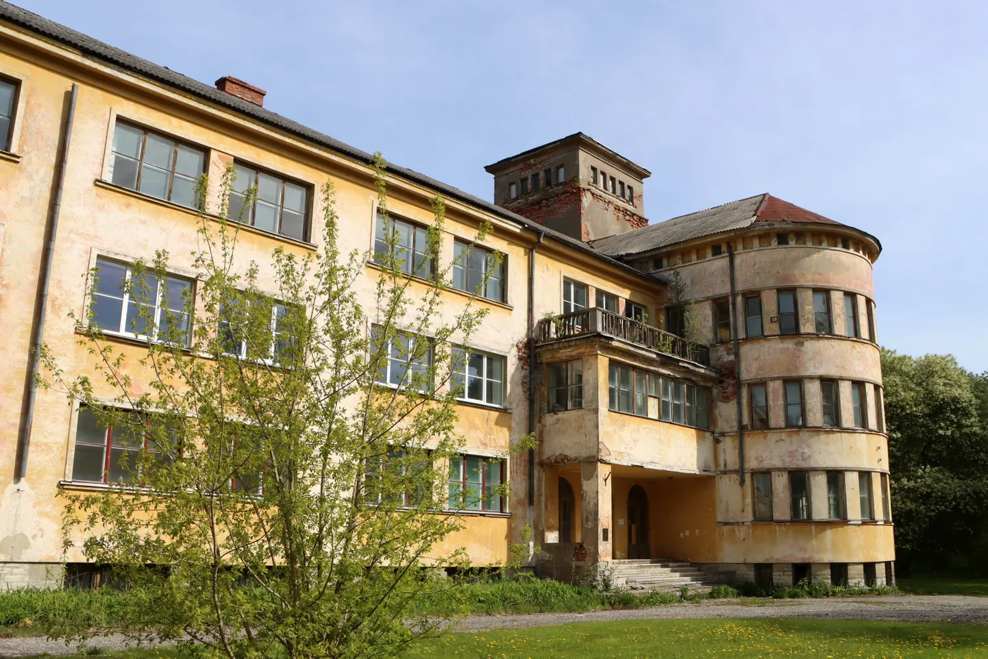 Kohtla-Järve vanalinnas asuv koolihoone oli viimati koolimajana kasutuses 1980. aastate algul. Hiljem on seal olnud erinevaid asutusi alates spordikoolist kuni politseikoolini, kuid praeguseks on see juba aastaid tühjalt seisnud ning kohati ka ohtlikuks muutunud.