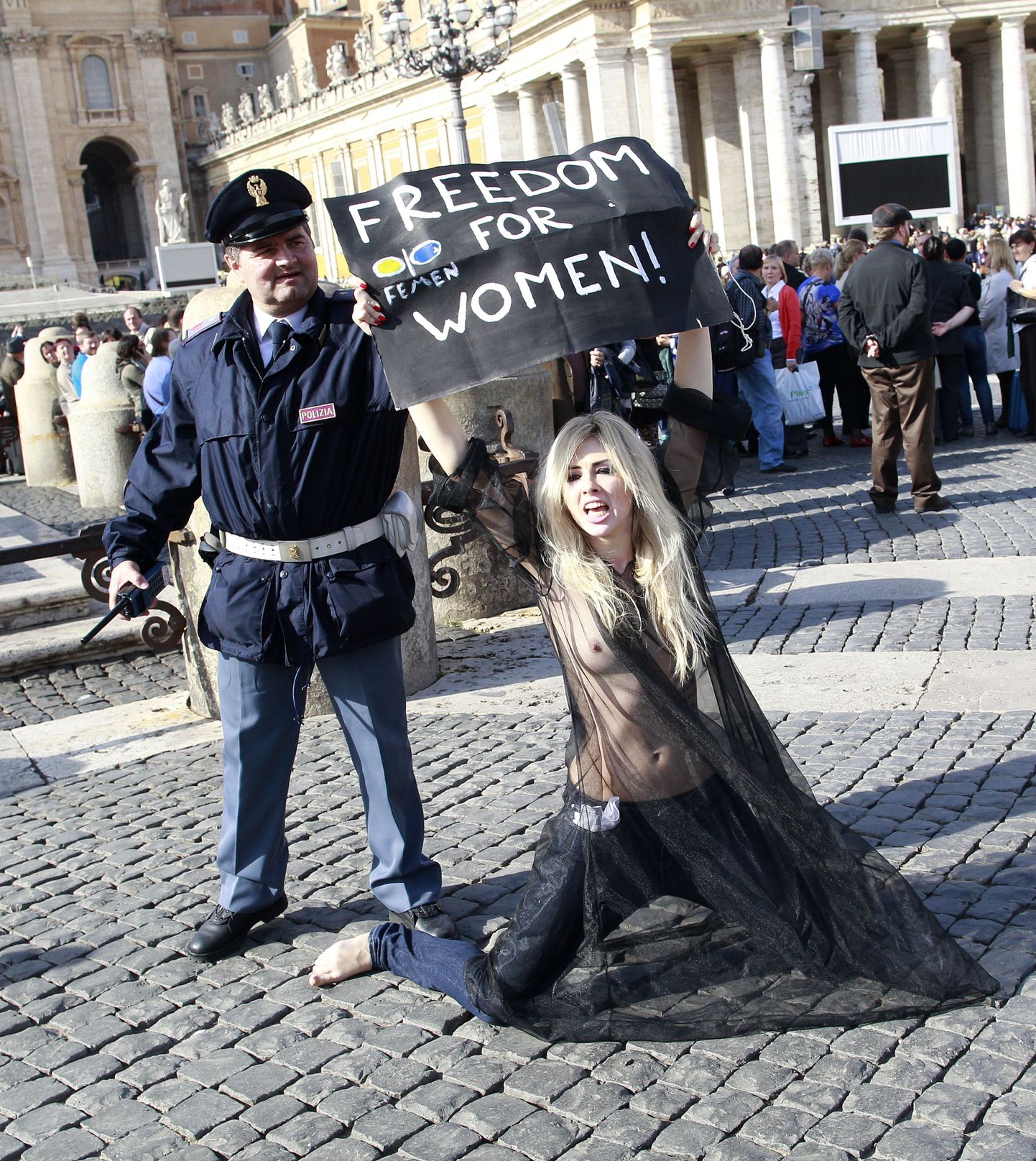 Naisõiguslane avaldamas meelt Vatikani Püha Peetruse väljakul.