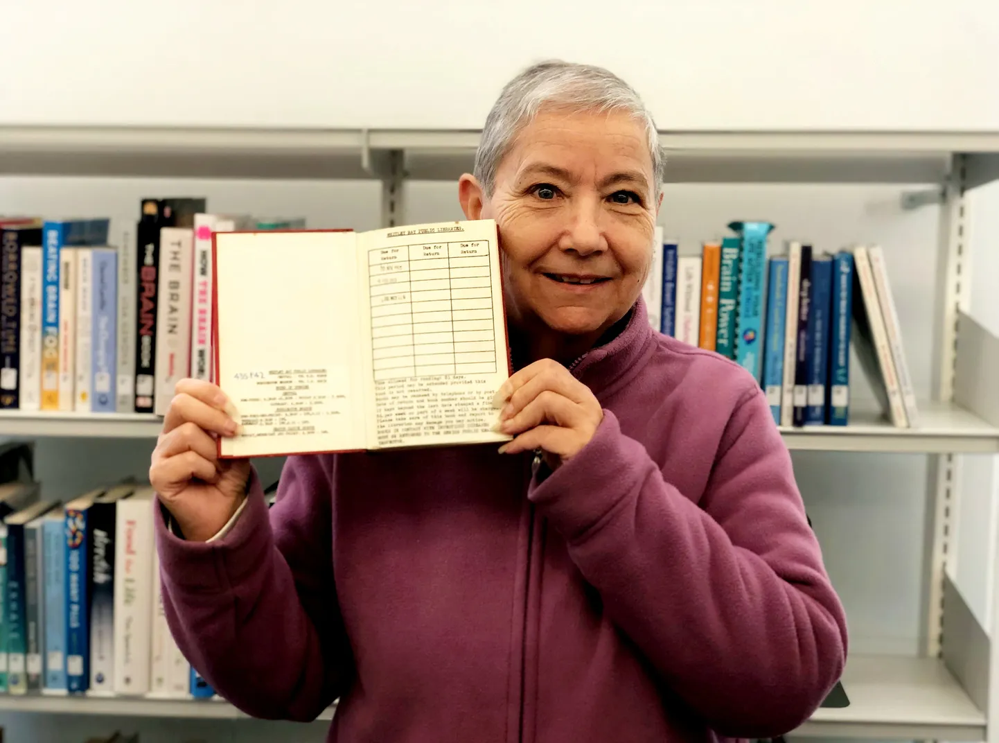 Lesley Harrison tagastas 1966.  aastal laenutatud raamatu
