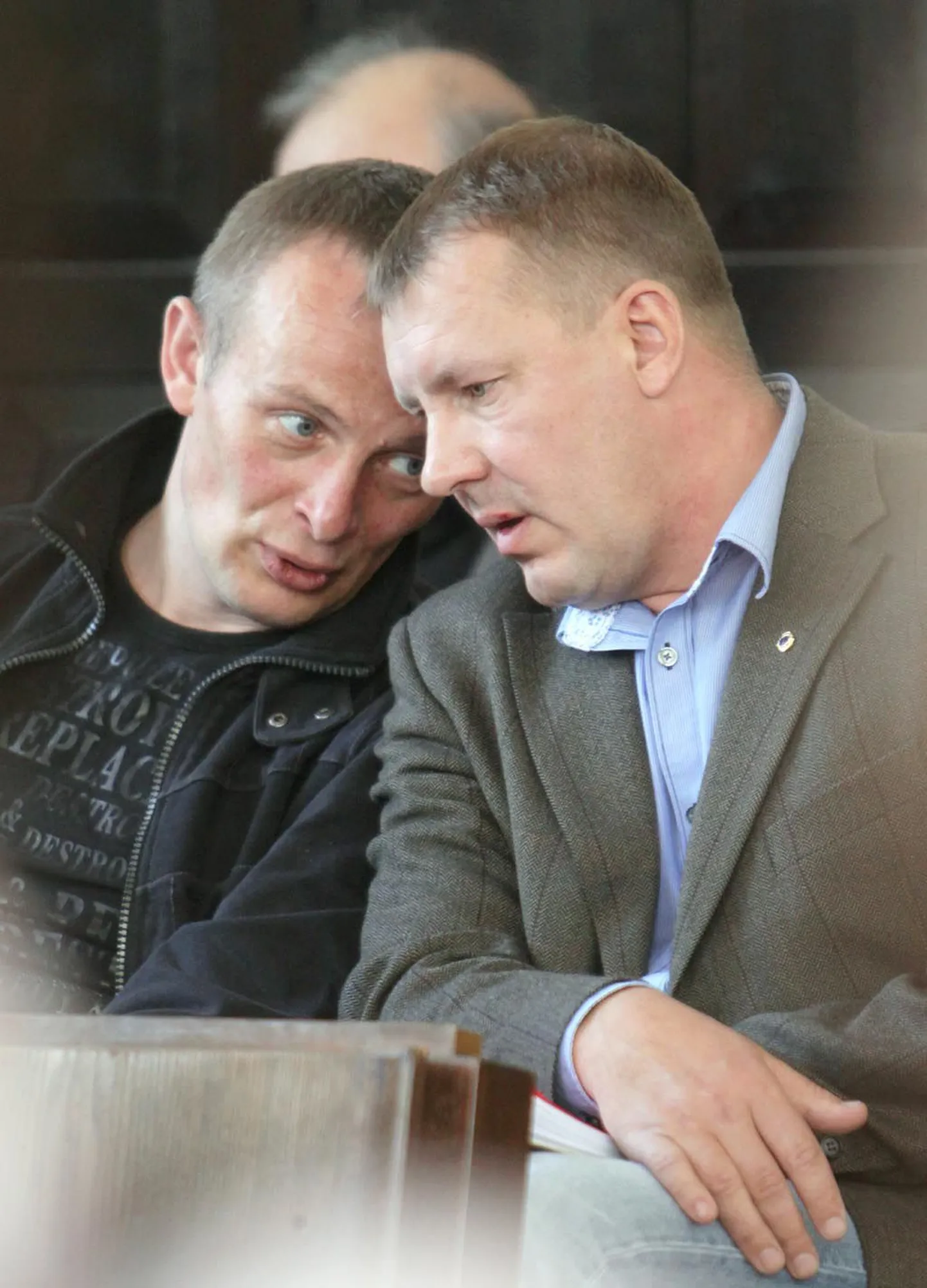 Keskerakondlane Jaanus Ots (paremal) andis eile volikogu menetlusse eelnõu, milles soovitakse, et volikogu pöörduks riigikogu otsuste vaidlustamiseks riigikohtusse. Pildil vestleb ta fraktsioonikaaslase Asso Kommeriga.