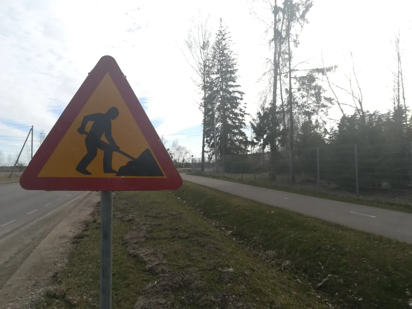 Praegu kulgeb kergliiklustee Aravetelt Maarjamõisa tee bussipeatuseni