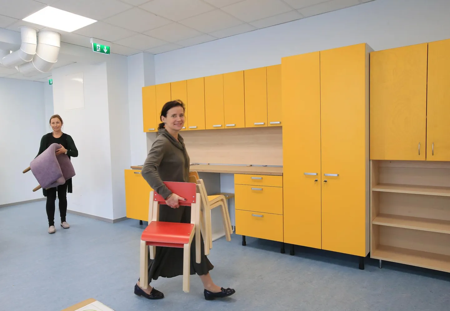 Maarjamõisa lasteaia majandusjuhatajal Reet Hermetil (esiplaanil) ja õppejuhil Signe Leola-Peemotil on käed-jalad tööd täis, sest mudilased tulevad lasteaeda tagasi 1. veebruaril.