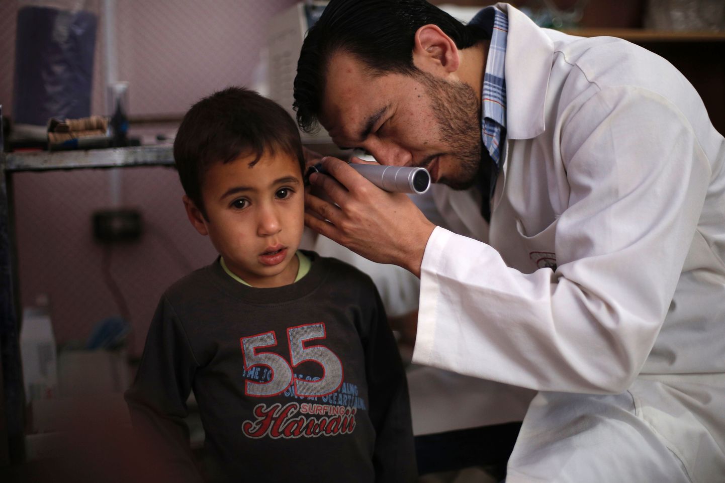 Doktor kontrollimas lapse tervist Süürias.